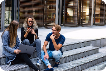 Grupo de jóvenes conversando